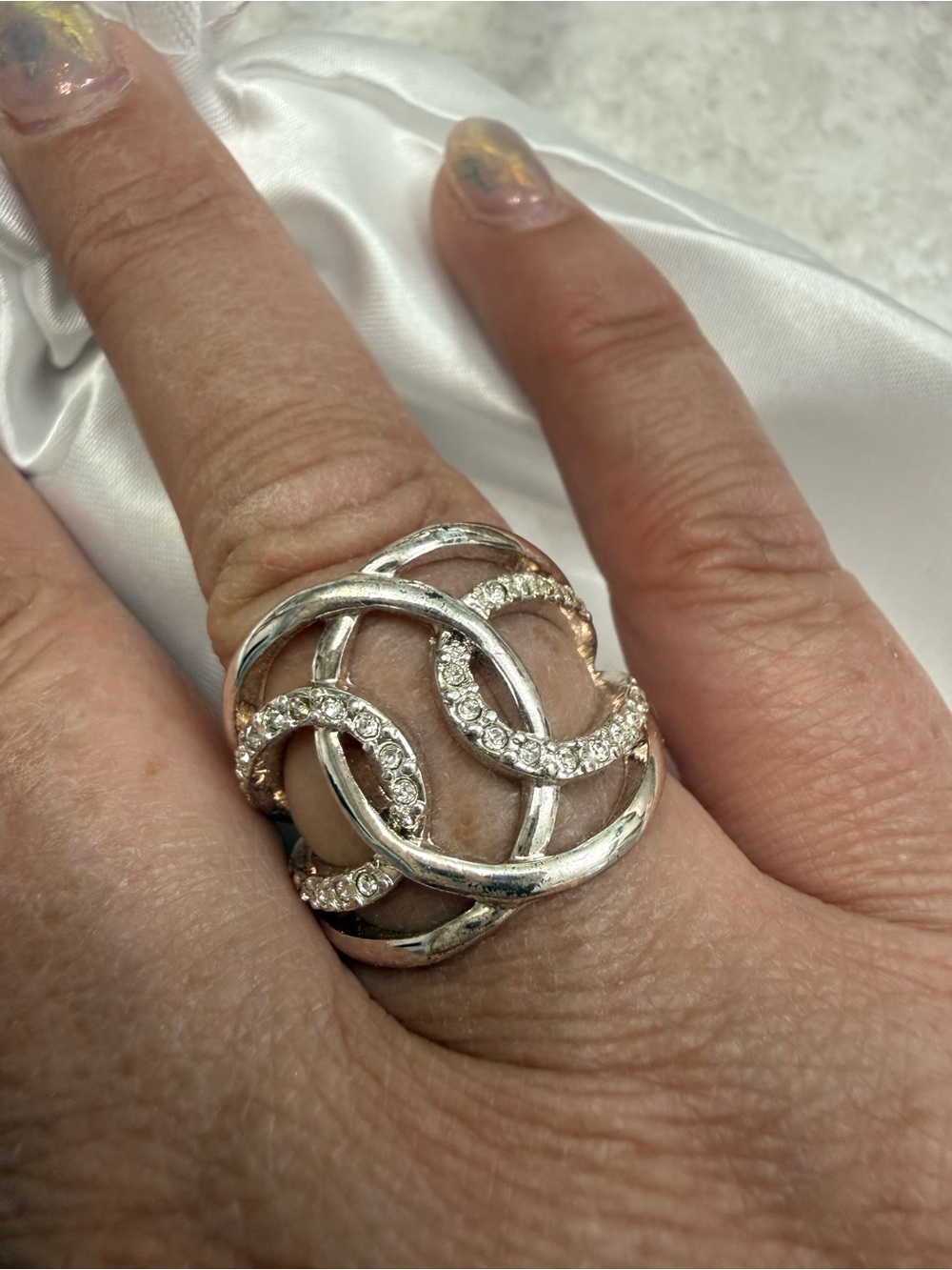 Silver Tone Interlocking Circle Ring with Clear Crystals - size 9 new!